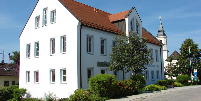 Rathaus mit Kirche Paunzhausen